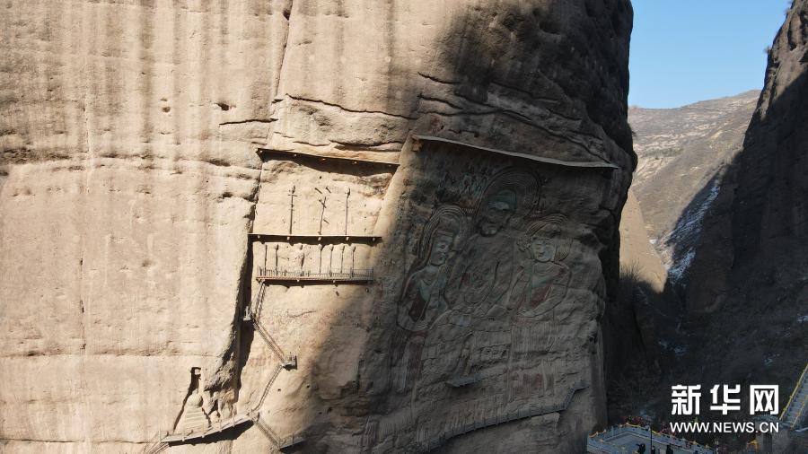 精巧な彩色塑像を堪能できる水簾洞石窟群を訪れて