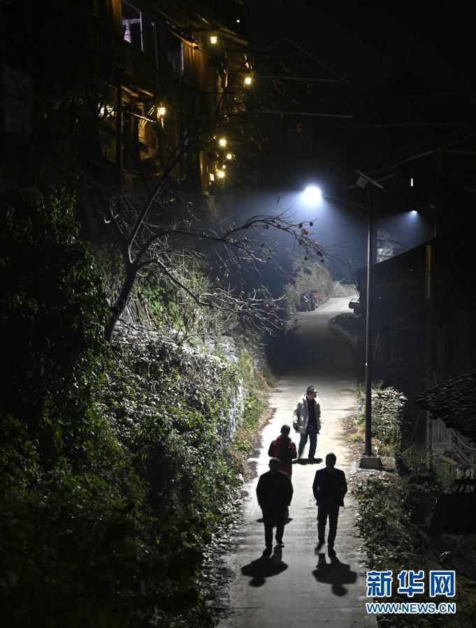 郷村を明るく照らす7萬本のソーラー街路燈　広西柳州