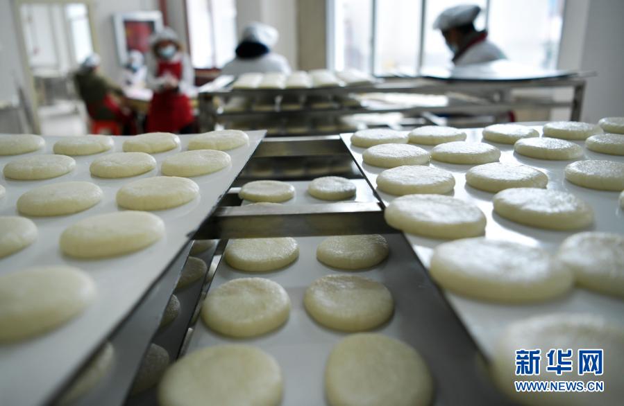 トウチャ族伝統(tǒng)のお餅で農民の貧困脫卻を支援　湖北省恩施