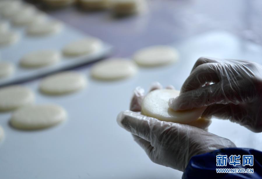 トウチャ族伝統(tǒng)のお餅で農(nóng)民の貧困脫卻を支援　湖北省恩施