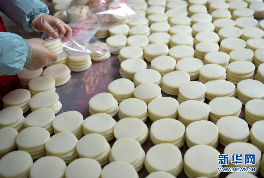 トウチャ族伝統(tǒng)のお餅で農(nóng)民の貧困脫卻を支援　湖北省恩施