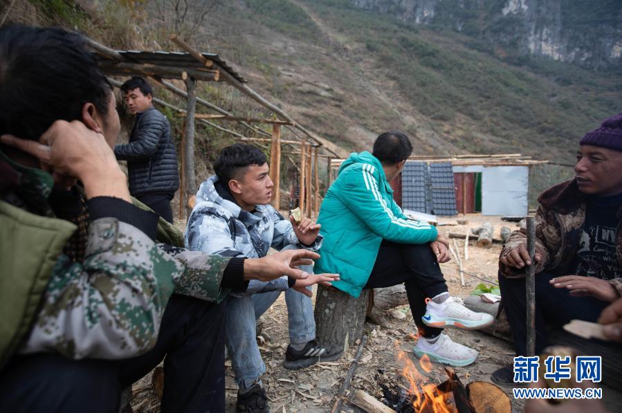 村の若者が戻ってきた四川省の「斷崖村」