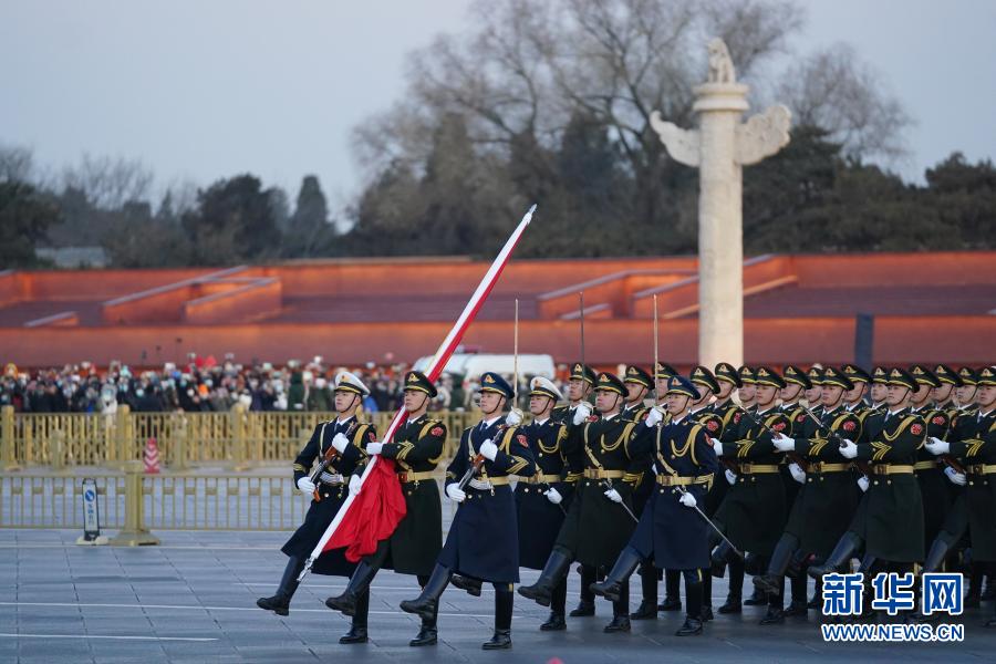 天安門(mén)広場(chǎng)で元旦の國(guó)旗掲揚(yáng)式