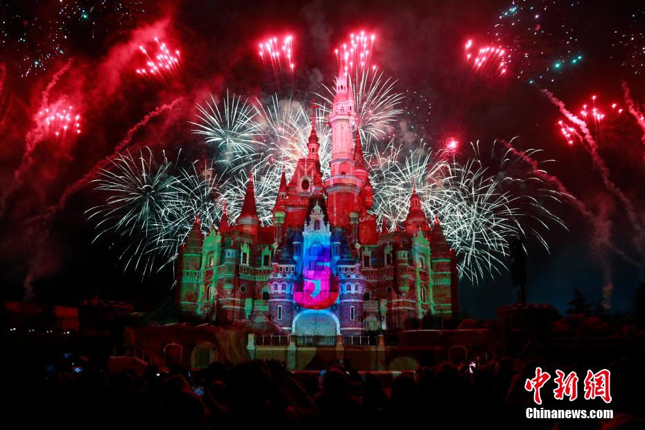 5周年記念マークが世界最大のディズニーのお城に鮮やかに映し出された。（撮影?湯彥?。?/></a><a href='/n3/2021/0101/c94638-9805262.html' >5周年の上海ディズニー　きらめく花火で新年をお迎え</a></li>
<li><a href=