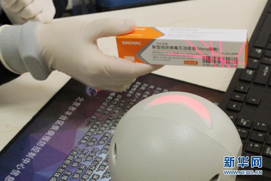 1月3日、ワクチン情報(bào)をスキャンして、ワクチン接種の準(zhǔn)備をする醫(yī)療関係者（撮影?李欣）。