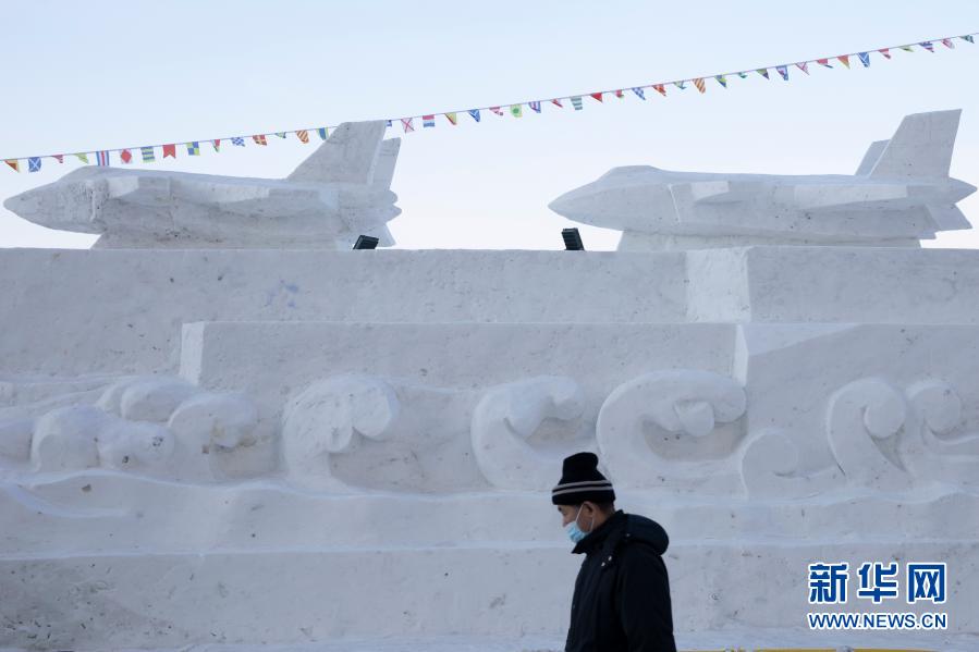 雪で作った巨大空母がハルビンに登場　黒竜江省
