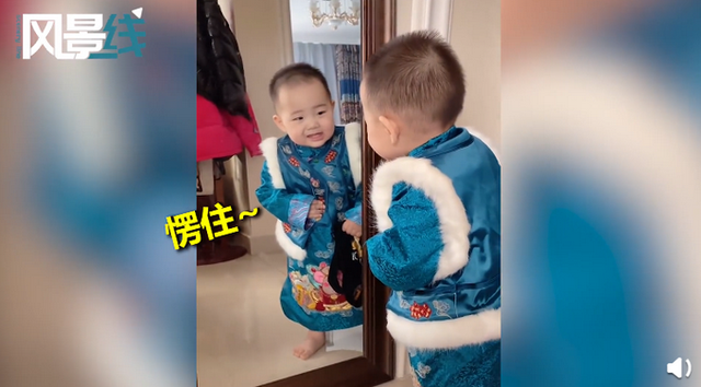 新品の服を試著した1歳児　鏡を見て激変する表情がカワイイ！