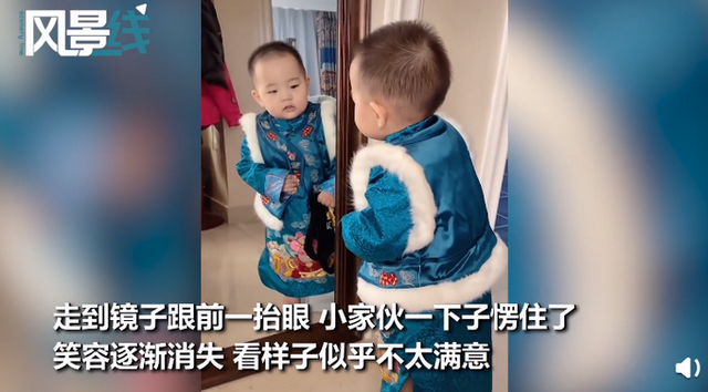 新品の服を試著した1歳児　鏡を見て激変する表情がカワイイ！