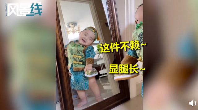 新品の服を試著した1歳児　鏡を見て激変する表情がカワイイ！