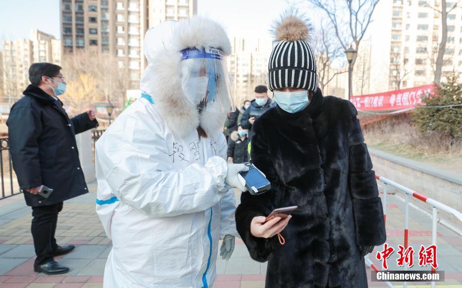 1月3日、北京邁基諾醫(yī)學(xué)検験所で、サンプル情報(bào)を「北京市PCR検査情報(bào)統(tǒng)一プラットフォーム」に登録する検査擔(dān)當(dāng)者（撮影?賈天勇）。