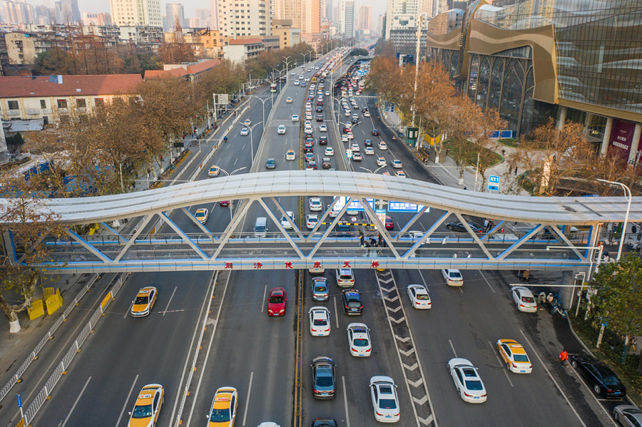 武漢に登場(chǎng)した「新型コロナウイルスと闘う」をテーマとした歩道橋「同済健康天橋」（寫(xiě)真著作権はCFP視覚中國(guó)が所有のため転載禁止）。