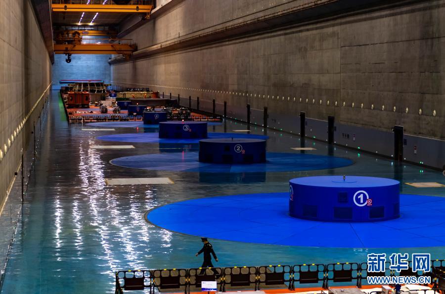 2020年12月31日夜、三峽左岸にある発電所建屋（撮影?鄭家裕）。