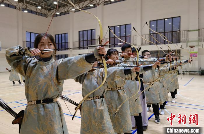 甘粛省の大學(xué)が選択科目に弓道開設(shè)　伝統(tǒng)の精神學(xué)ぶ場に