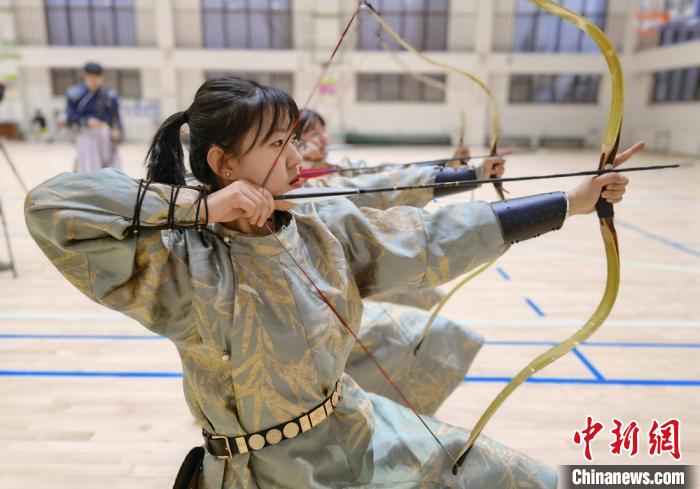 甘粛省の大學(xué)が選択科目に弓道開(kāi)設(shè)　伝統(tǒng)の精神學(xué)ぶ場(chǎng)に