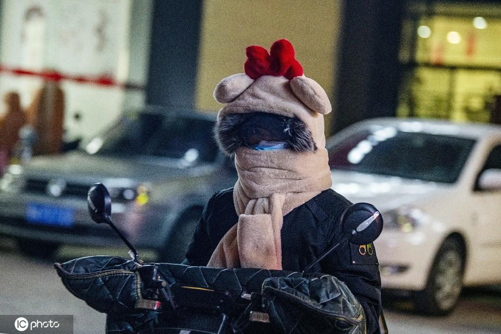 1月5日午後6時、厳しい寒さとなった河南省鄭州市內(nèi)で「完全裝備」で電動自転車に乗る女性ら（寫真著作権は東方ICが所有のため転載禁止）。