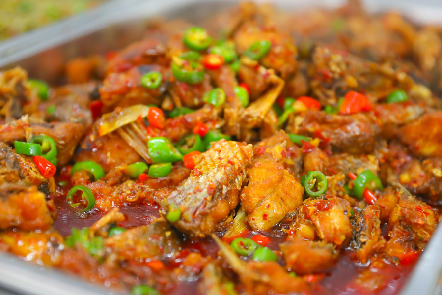 湖南省永州市の大學(xué)が教職員と學(xué)生に魚料理を無料で振る舞う