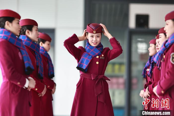 春運(yùn)に備え、マナー研修を受ける高速列車(chē)女性乗務(wù)員　重慶