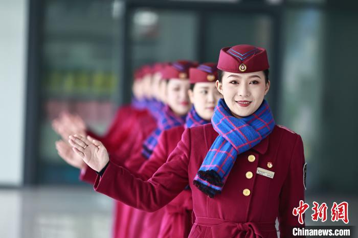 春運に備え、マナー研修を受ける高速列車女性乗務員　重慶