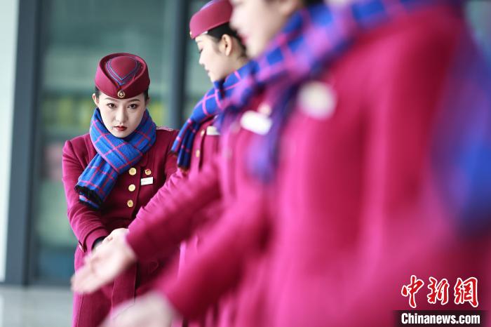 春運(yùn)に備え、マナー研修を受ける高速列車女性乗務(wù)員　重慶