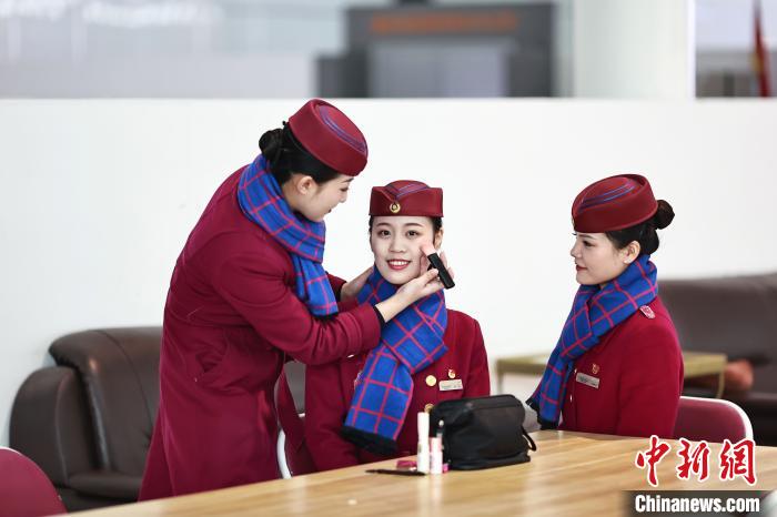 春運(yùn)に備え、マナー研修を受ける高速列車女性乗務(wù)員　重慶