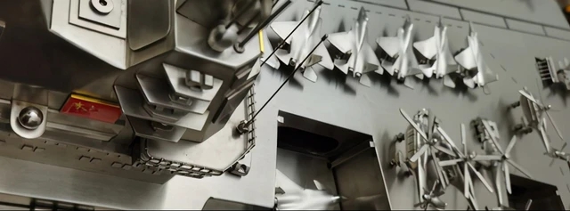 息子のために3年かけてステンレス製空母模型を製作した父親　山東省