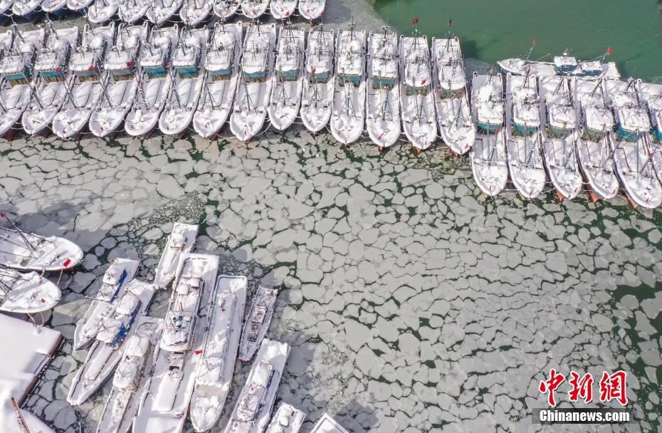 山東省栄成市成山鎮(zhèn)竜須島漁港の雪景色（ドローンによる撮影?李信君）。