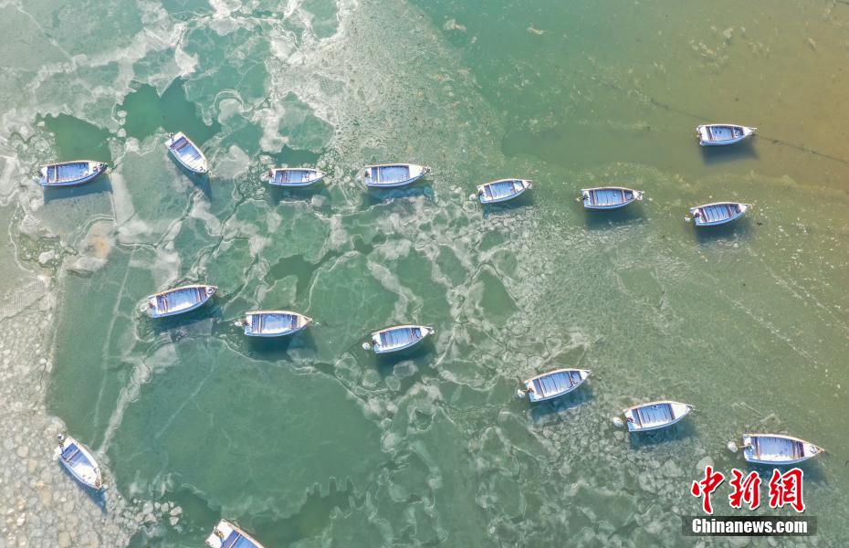 降雪後の山東省栄成市、氷と雪と漁船が織りなす美しき風(fēng)景