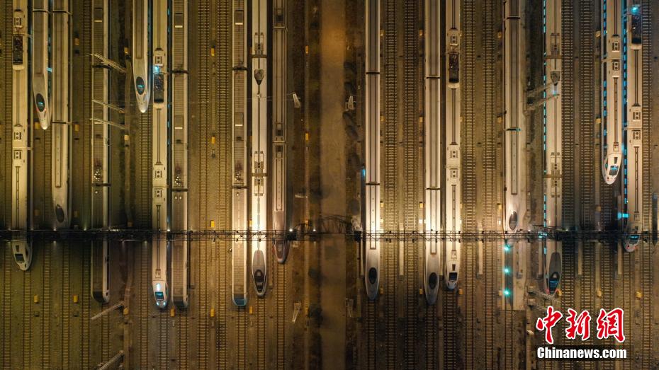 萬(wàn)全のメンテナンスで春運(yùn)に備える高速列車　四川省成都