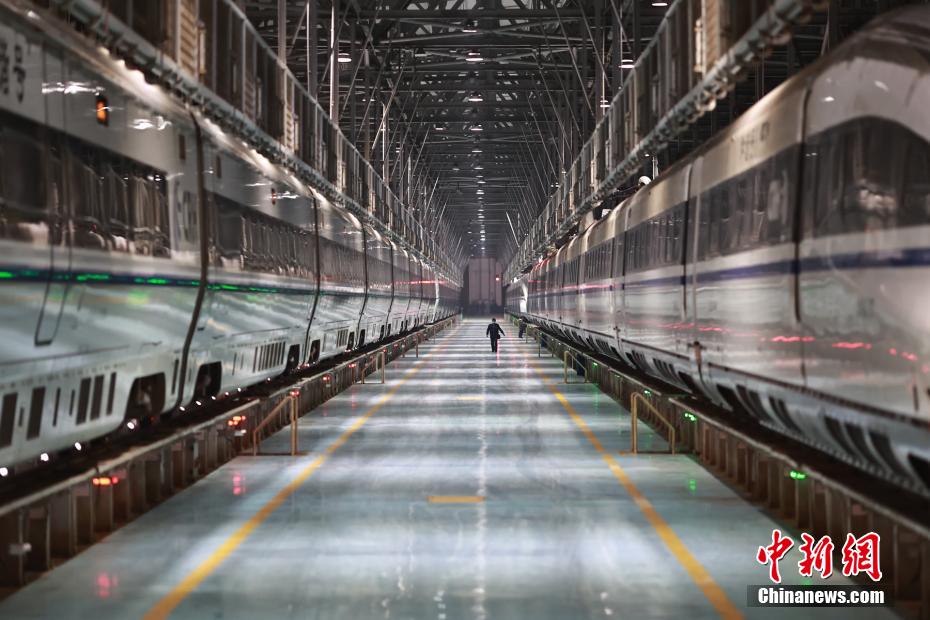 萬全のメンテナンスで春運に備える高速列車　四川省成都