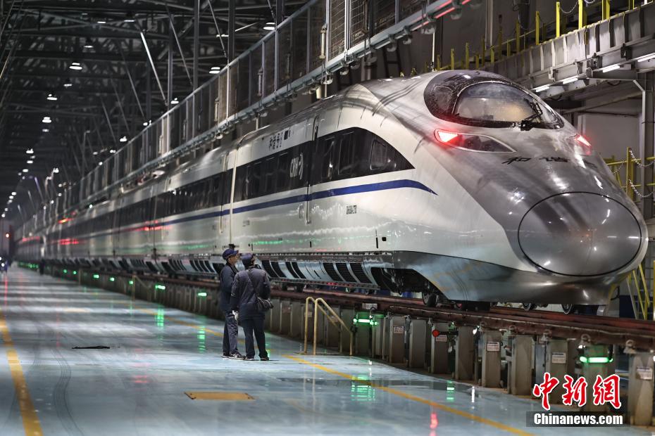 萬全のメンテナンスで春運に備える高速列車　四川省成都