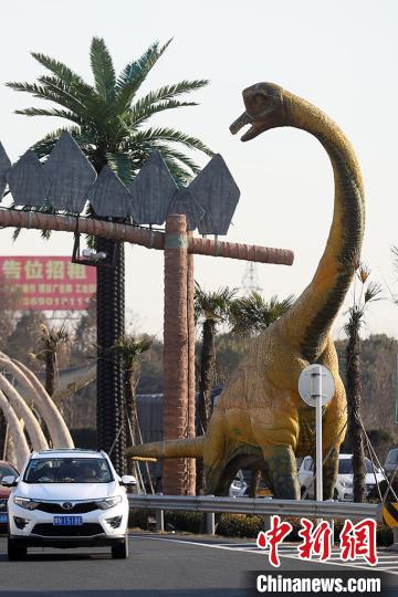 まるでジュラシック?パーク？ネットで人気のサービスエリア　江蘇省常州