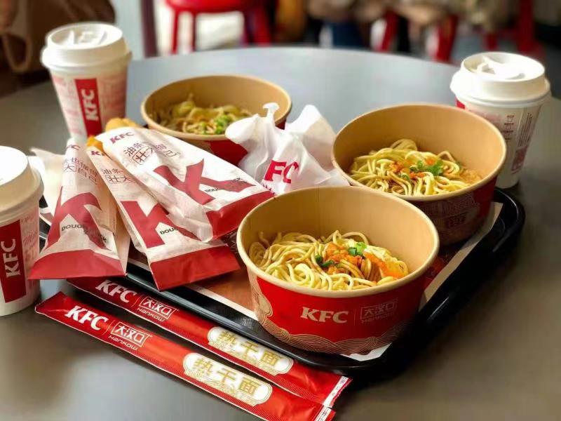 武漢名物の熱乾麺がKFCのメニューに登場(chǎng)、箸の提供も初　湖北省武漢