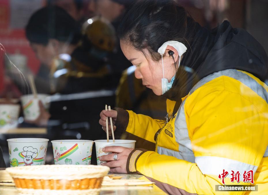 フードデリバリー?宅配便配達員に食事を無償で提供する火鍋店　河北省石家荘