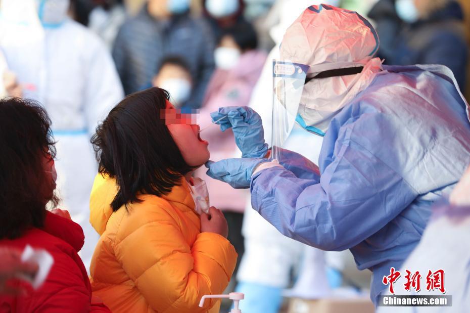 北京市大興區(qū)高米店街道に設(shè)けられたPCR検査所で、住民のPCR検査を?qū)g施するスタッフ（撮影?趙雋）。