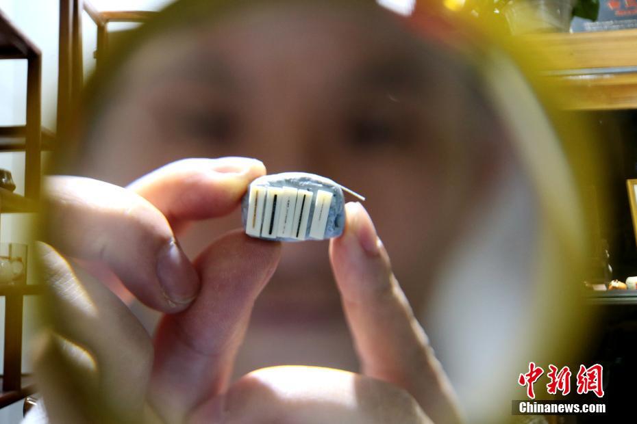 4平方センチ內(nèi)に漢字約600字を彫刻！スゴ技マスターした男性　陝西省西安