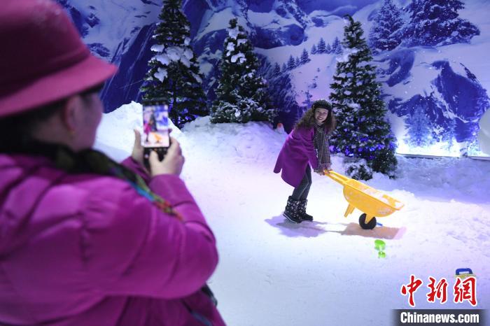重慶動(dòng)物園に「氷と雪の世界」　市民が「北國(guó)の冬」を體験
