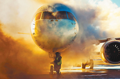 著陸後に氷除去作業(yè)を行う大型旅客機(jī)C919。（資料寫真）