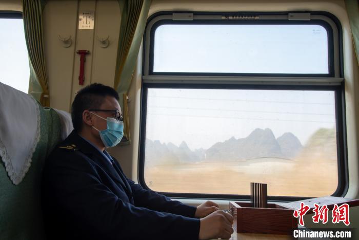 列車運(yùn)転士も「頭文字D」の藤原拓海にチャレンジ？　広西