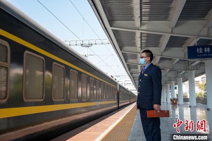 列車運(yùn)転士も「頭文字D」の藤原拓海にチャレンジ？　広西