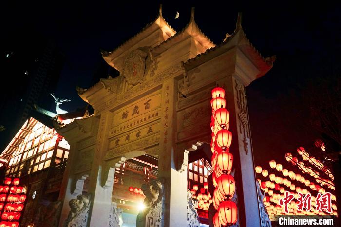 重慶の夜を明々と照らす重慶老街のランタン