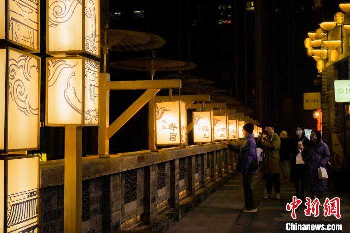 重慶の夜を明々と照らす重慶老街のランタン