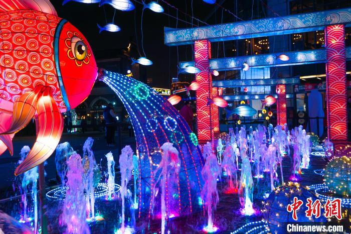 重慶の夜を明々と照らす重慶老街のランタン