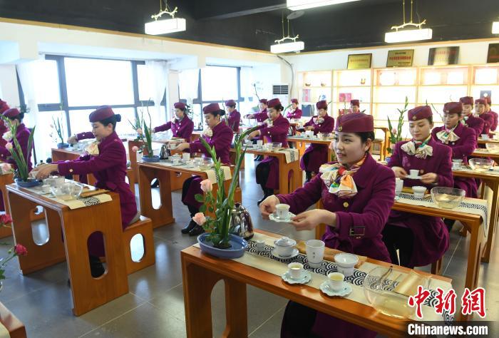 「春運(yùn)」に備え、素養(yǎng)を高めるトレーニングに勵(lì)む重慶の高速鉄道乗務(wù)員