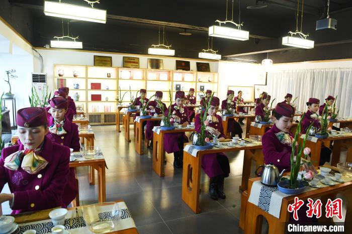 「春運(yùn)」に備え、素養(yǎng)を高めるトレーニングに勵(lì)む重慶の高速鉄道乗務(wù)員