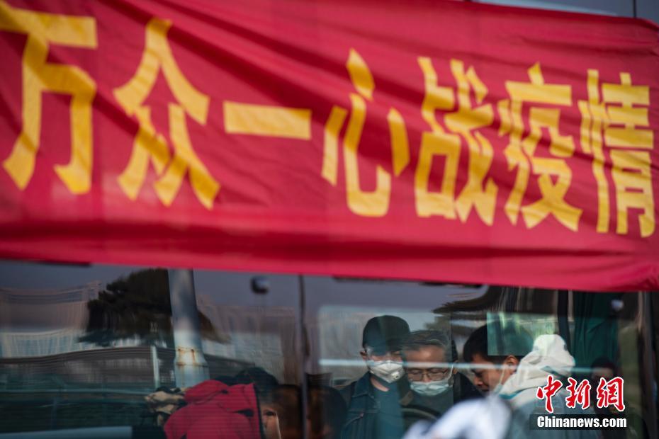 秩序を保ち、送迎バスに乗車(chē)する帰省してきた人々　河北石家荘市