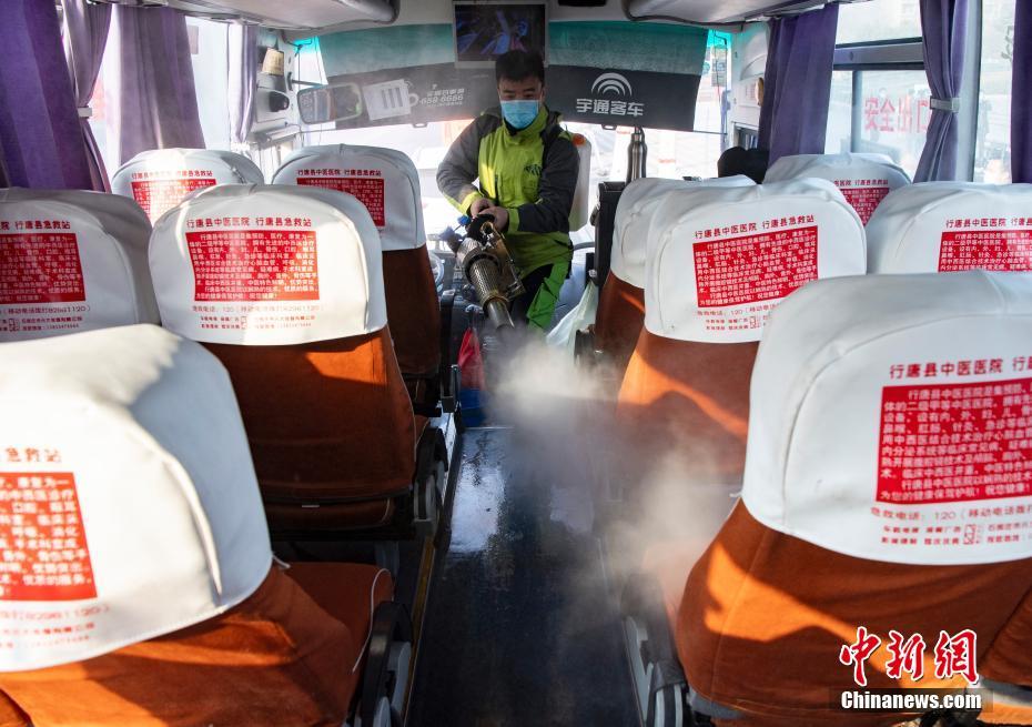 秩序を保ち、送迎バスに乗車する帰省してきた人々　河北石家荘市