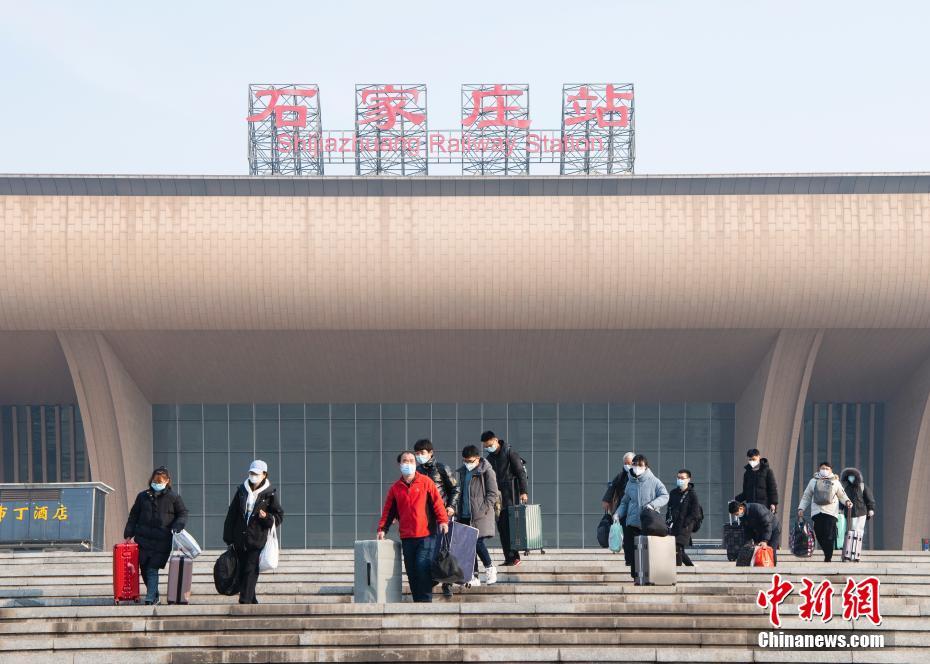 秩序を保ち、送迎バスに乗車する帰省してきた人々　河北石家荘市