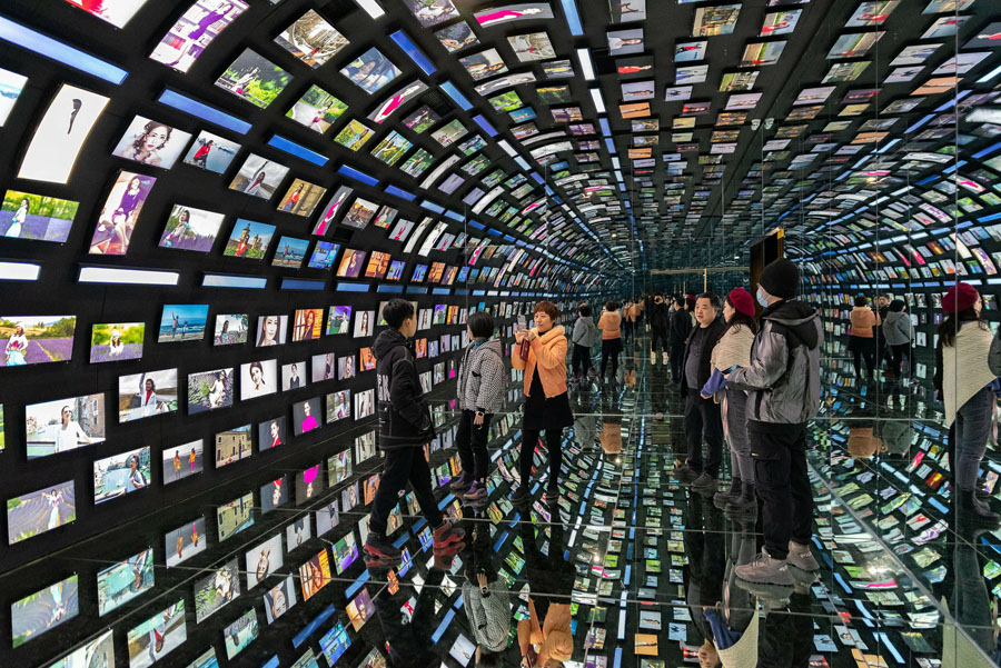 1月23日、安徽合肥沒入型ライブ配信基地「AHSPACE」で、事前予約して見學(xué)に訪れ、熱心に寫真を撮影する市民（寫真著作権はCFP視覚中國が所有のため転載禁止）。