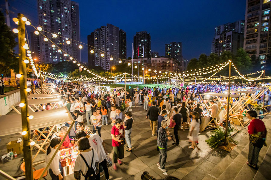 2020年9月19日夜、重慶図書館で、「グリム童話の夕べ」シリーズのイベントに參加する來館者（寫真著作権はCFP視覚中國が所有のため転載禁止）。