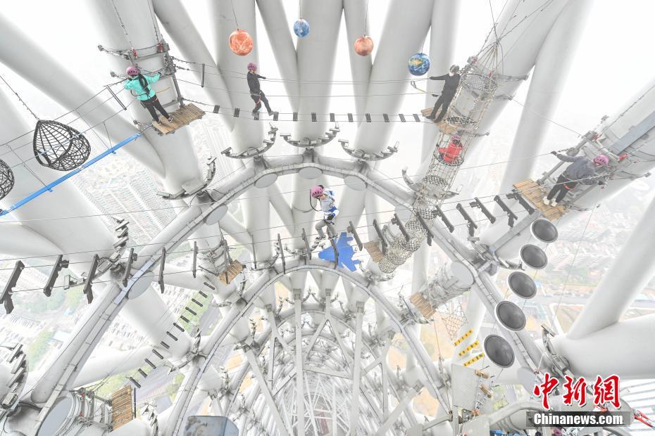 1月22日広州タワー阿爾法探索楽園（アルファ?ディスカバリーワールド）內(nèi)の「空の散歩」アトラクションを楽しむ來園客（撮影?陳驥旻）。